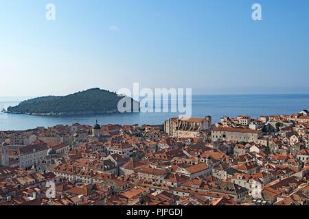 Spettacolare roof top viste dal ormai famoso muro di castello marciapiede, nella Città Vecchia Drubrovnik, Croazia. Foto Stock