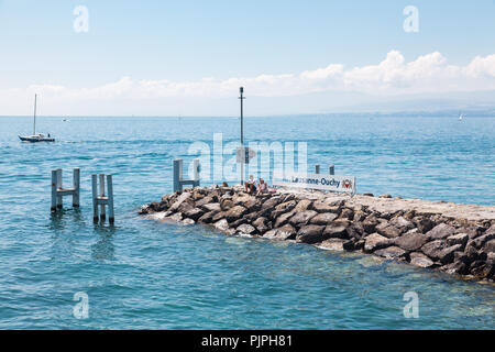 Segno di benvenuto ad ingresso a Lausanne Ouchy port, Svizzera sul Lago Lemano (Lago di Ginevra) su soleggiate giornate estive Foto Stock