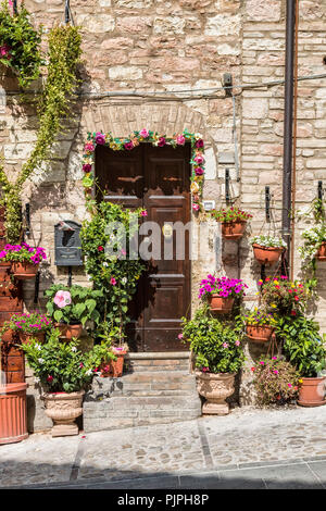 Prticular decorazioni floreali del villaggio di Spello in Umbria Foto Stock