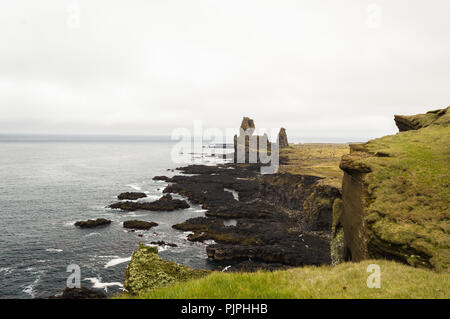 Londrangar costa, costa sud della penisola di Snaefellsnes, Islanda Foto Stock