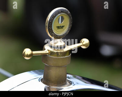 Radiatore montato sulla parte superiore dell'indicatore di temperatura sul veicolo vintage. Foto Stock