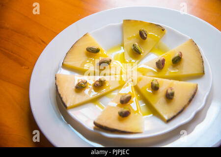 Formaggio Manchego con pistacchi e l'olio d'oliva. Foto Stock