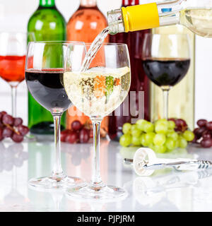 Versare il vino bottiglia di vetro quadrato bianco versare alcol Foto Stock