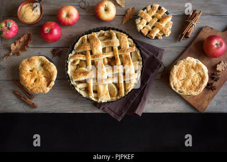 In casa torte di mele su sfondo rustico, vista dall'alto. Classic autunno ringraziamento dessert - organic apple pie. Foto Stock