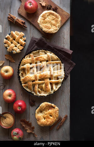 In casa torte di mele su sfondo rustico, vista dall'alto. Classic autunno ringraziamento dessert - organic apple pie. Foto Stock