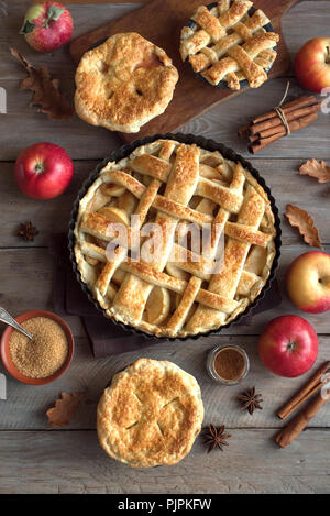 In casa torte di mele su sfondo rustico, vista dall'alto. Classic autunno ringraziamento dessert - organic apple pie. Foto Stock