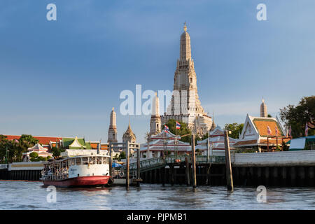 Bangkok, Thailandia-2018, Maggio 15th: Pagoda di Wat Arun tempio Ratchawararam in serata situato sul Fiume Chao Phraya, Bangkok, Thailandia. Foto Stock