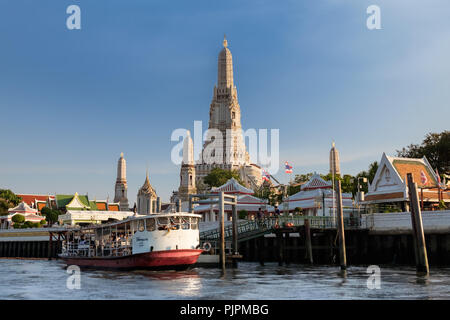 Bangkok, Thailandia-2018, Maggio 15th: Pagoda di Wat Arun tempio Ratchawararam in serata situato sul Fiume Chao Phraya, Bangkok, Thailandia. Foto Stock