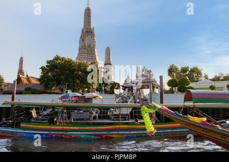 Bangkok, Thailandia-2018, Maggio 15th: Pagoda di Wat Arun tempio Ratchawararam in serata situato sul Fiume Chao Phraya, Bangkok, Thailandia. Foto Stock