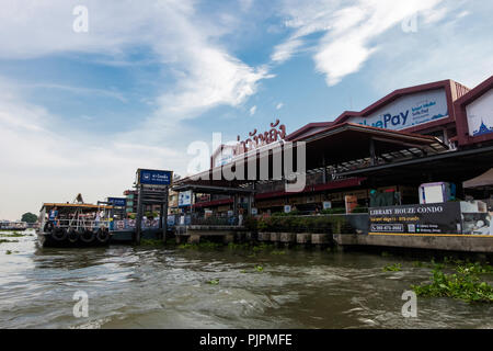 Bangkok, Thailandia - 2018, Maggio 14th: Tha Wang terra pier con docking in barca e azzurro cielo sfondo nel pomeriggio al Fiume Chao Phraya, Bangkok, Foto Stock