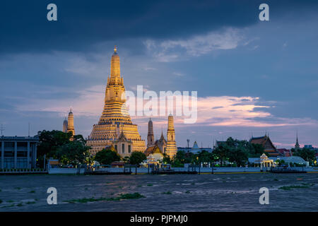 Bangkok, Thailandia-2018, Maggio 15th: Pagoda di Wat Arun tempio Ratchawararam essendo illuminata di sera durante il tramonto tramonto situato sul Fiume Chao Phraya R Foto Stock