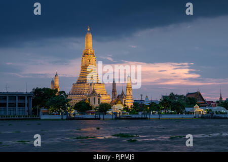 Bangkok, Thailandia-2018, Maggio 15th: Pagoda di Wat Arun tempio Ratchawararam essendo illuminata di sera durante il tramonto tramonto situato sul Fiume Chao Phraya R Foto Stock