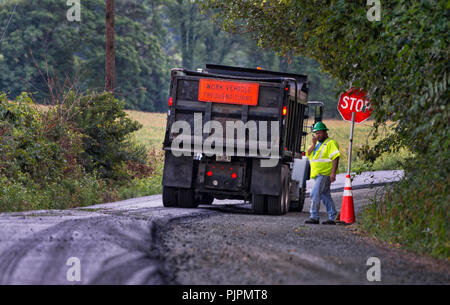 Stati Uniti: Settembre 4, 2018: sono iniziati i lavori per la pavimentazione di Gap Williams road in Western Loudoun che cambierà per sempre il carattere di th Foto Stock