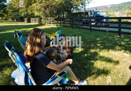 Stati Uniti: Settembre 4, 2018: sono iniziati i lavori per la pavimentazione di Gap Williams road in Western Loudoun che cambierà per sempre il carattere di th Foto Stock