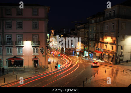 Rua dos Clérigos nel Porto di notte Foto Stock