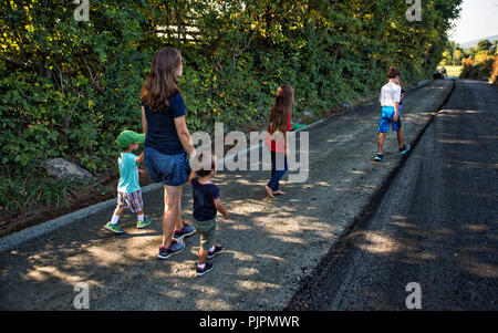 Stati Uniti: Settembre 4, 2018: sono iniziati i lavori per la pavimentazione di Gap Williams road in Western Loudoun che cambierà per sempre il carattere di th Foto Stock