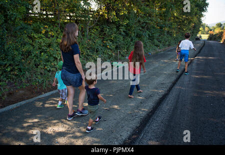 Stati Uniti: Settembre 4, 2018: sono iniziati i lavori per la pavimentazione di Gap Williams road in Western Loudoun che cambierà per sempre il carattere di th Foto Stock