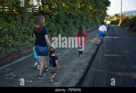 Stati Uniti: Settembre 4, 2018: sono iniziati i lavori per la pavimentazione di Gap Williams road in Western Loudoun che cambierà per sempre il carattere di th Foto Stock