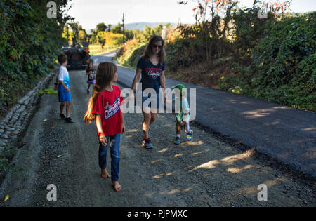 Stati Uniti: Settembre 4, 2018: sono iniziati i lavori per la pavimentazione di Gap Williams road in Western Loudoun che cambierà per sempre il carattere di th Foto Stock