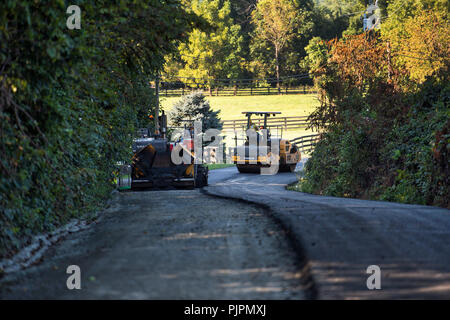 Stati Uniti: Settembre 4, 2018: sono iniziati i lavori per la pavimentazione di Gap Williams road in Western Loudoun che cambierà per sempre il carattere di th Foto Stock