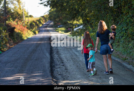 Stati Uniti: Settembre 4, 2018: sono iniziati i lavori per la pavimentazione di Gap Williams road in Western Loudoun che cambierà per sempre il carattere di th Foto Stock