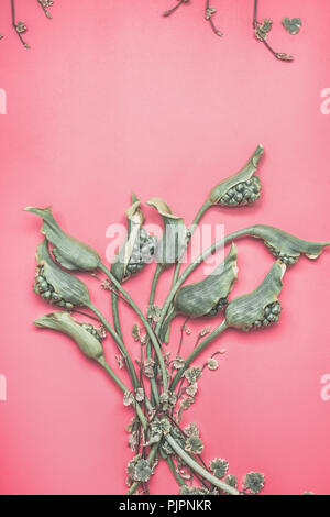 Green calla mazzo di fiori su sfondo rosa floreale, laici piatta Foto Stock