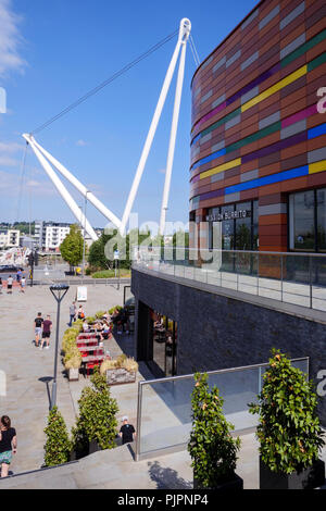 I frati a piedi il centro dello shopping e il Footbridge la città e il fiume Usk newport gwent nel Galles Foto Stock