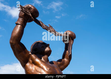 Statua in bronzo di David 'Bomber" Pearce sul lungofiume newport gwent nel Galles Foto Stock