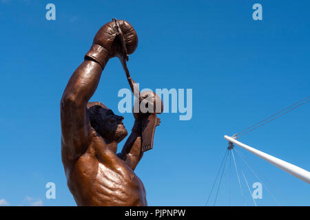 Statua in bronzo di David 'Bomber" Pearce sul lungofiume newport gwent nel Galles Foto Stock