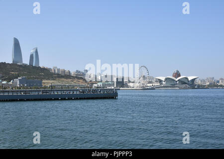 Viale Lungomare sulla riva del Mar Caspio a Baku in estate Foto Stock