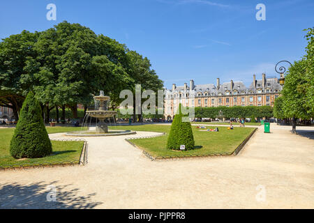 Fontana del nordest da Jean-Pierre Cortot in Place des Vosges, Parigi, Francia, Europa Foto Stock