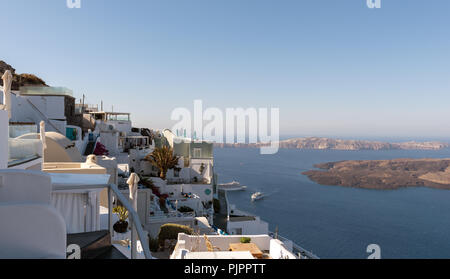 SANTORINI, Grecia - Agosto 2018: tradizionale architettura greca dell'isola di Santorini con bellissima vista sulla caldera vulcanica Foto Stock