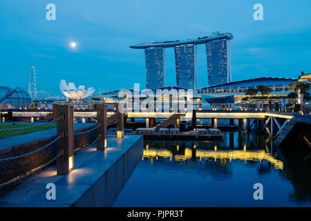 Una vera e propria moderna metropoli, la città-stato di Singapore è diversa da qualsiasi altro posto nel sud-est asiatico. Foto Stock