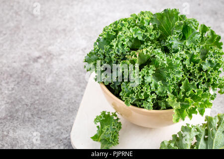 Ricci cavolo verde nel recipiente Foto Stock