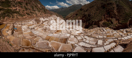 Le Saline di Maras in Maras, Perù: Questo canyon peruviana è riempito con geometrica piscine di sale che sono state raccolte dall'impero Inca Foto Stock
