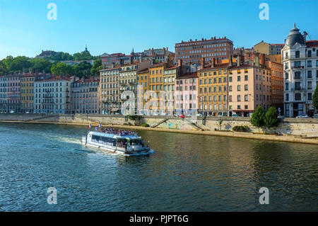 Turistiche in barca elettrica passando il Quai Saint-Vincent sul fiume Saona a Lione in Francia. Foto Stock