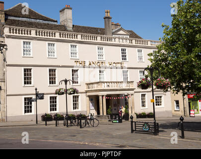 I primi anni del XVIII secolo architettura, Angel Hotel nel centro della città mercato di Chippenham, Wiltshire, Inghilterra, Regno Unito Foto Stock