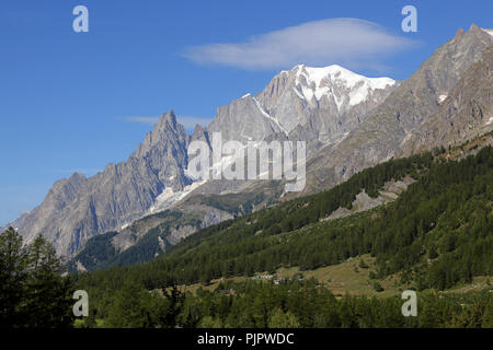 Massiccio del Monte Bianco e azzurro del cielo. Val Ferret a Courmayeur Foto Stock