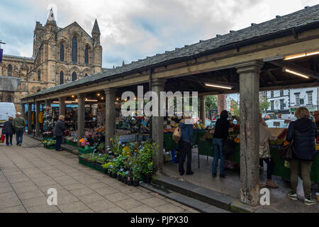 La gente lo shopping al caos, una Grade II * mercato coperto costruito nel 1766 in Hexham Northumberland e nel normale uso quotidiano Foto Stock