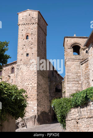 Trujillo, Spagna - Luglio 14, 2018: Torre dell'Alcazar di Luis de Chaves accanto alla pendenza del sangue e il cancello di Santiago, Trujillo, Caceres Provin Foto Stock