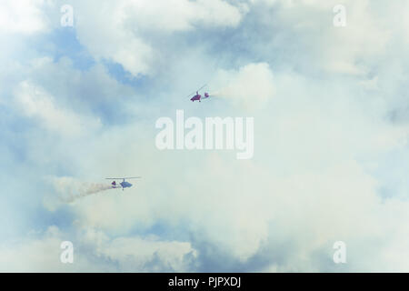 GIZYCKO, Polonia - 5 agosto 2018: Girocottero o autogiro in volo nel cielo blu a Air Show Mazury 2018 evento presso il lago Niegocin in Gizycko. Pola Foto Stock