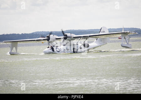 GIZYCKO, Polonia - 5 agosto 2018: Volo consolidata in barca costruttiva PBY Catalina a Air Show Mazury 2018 evento presso il lago Niegocin in Gizycko. La Polonia. Foto Stock