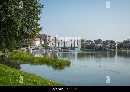 RYN, WARMIA-MASURIA PROVINCIA / POLONIA - Luglio 31, 2018: Marina e il molo sul lago Rynskie, città di Ryn. Foto Stock