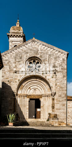 SAN QUIRICO D'ORCIA-maggio 30:la chiesa Collegiata di San Quirico d'Orcia,Toscana,su maggio 30,2018. Foto Stock