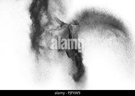 Le particelle nere opener su sfondo bianco. Polvere nera di spruzzi di polvere. Foto Stock