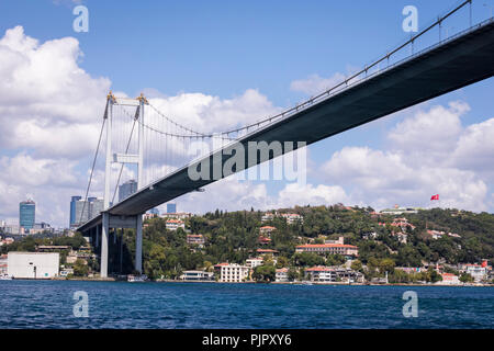 Vista del paesaggio del 15 luglio martiri Bridge o ufficiosamente Ponte sul Bosforo chiamato anche primo ponte Foto Stock
