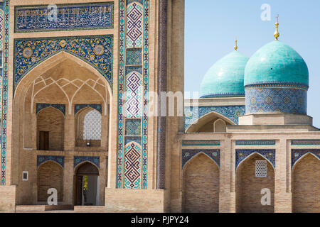 Barak Khan madrasah. Hai Imam Square (Hazrati imam) è un centro religioso di Tashkent. Foto Stock