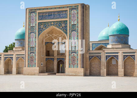 Barak Khan madrasah. Hai Imam Square (Hazrati imam) è un centro religioso di Tashkent. Foto Stock