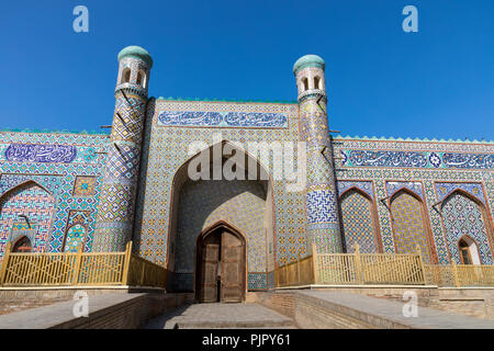 Khan's Palace di Kokand. La Repubblica di Uzbekistan. Antico palazzo con facciate di mosaici colorati. L'ingresso principale è di minareti. Foto Stock