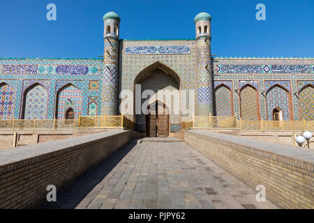 Khan's Palace di Kokand. La Repubblica di Uzbekistan. Antico palazzo con facciate di mosaici colorati. L'ingresso principale è di minareti. Foto Stock